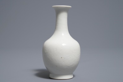 Un vase de forme bouteille en porcelaine blanc de Chine &agrave; d&eacute;cor floral incis&eacute;, vers 1900