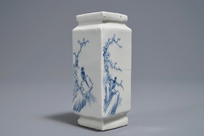 Un vase de forme lozange en porcelaine de Chine bleu et blanc, 20&egrave;me