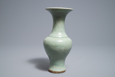 Een Chinese Longquan celadon vaas met onderglazuur decor, Ming