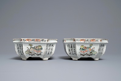 A pair of Chinese qianjiang cai jardini&egrave;res, 19/20th C.