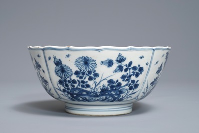 Un bol en porcelaine de Chine bleu et blanc, &agrave; d&eacute;cor floral, Kangxi
