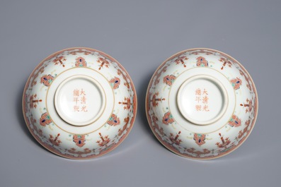 Une paire de bols en porcelaine de Chine famille rose, marque de Guangxu, 19/20&egrave;me