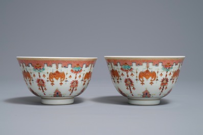 Une paire de bols en porcelaine de Chine famille rose, marque de Guangxu, 19/20&egrave;me