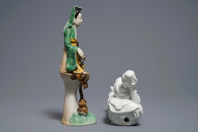 Twee Chinese verte biscuit en blanc de Chine figuren van Guanyin, 18/19e eeuw