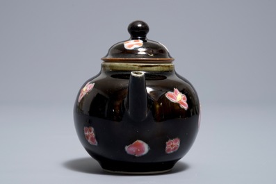 Une petite th&eacute;i&egrave;re couverte en porcelaine de Chine famille rose sur fond noir, Yongzheng/Qianlong