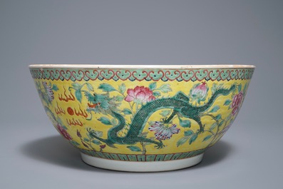 Un bol en porcelaine de Chine famille rose sur fond jaune pour le march&eacute; Straits ou Peranakan, marque et &eacute;poque de Guangxu