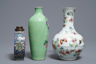 Drie Chinese famille rose vazen, twee met Qianlong merk, 19/20e eeuw