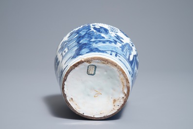 Een blauwwitte Delftse vaas met chinoiserie decor, 18e eeuw