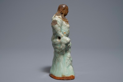 Een Chinese Longquan celadon en biscuit figuur van Zhenwu, Ming