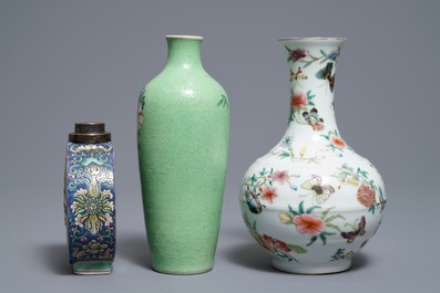 Trois vases en porcelaine de Chine famille rose, deux marques de Qianlong, 19/20&egrave;me