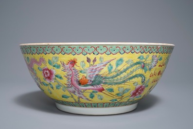 Un bol en porcelaine de Chine famille rose sur fond jaune pour le march&eacute; Straits ou Peranakan, marque et &eacute;poque de Guangxu