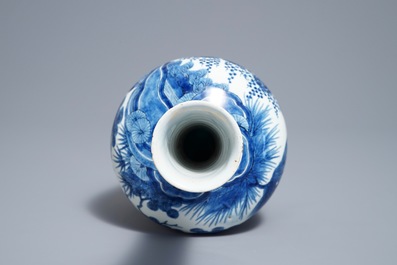 Een blauwwitte Delftse vaas met chinoiserie decor, 18e eeuw