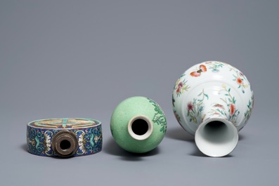 Trois vases en porcelaine de Chine famille rose, deux marques de Qianlong, 19/20&egrave;me