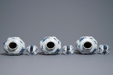 Une garniture de cinq vases en fa&iuml;ence de Delft bleu et blanc &agrave; d&eacute;cor de chinoiserie, 1&egrave;re moiti&eacute; du 18&egrave;me