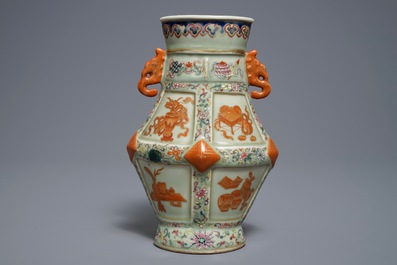 Un vase en porcelaine de Chine famille rose &agrave; fond c&eacute;ladon, marque de Qianlong, 19&egrave;me