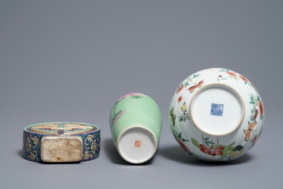 Trois vases en porcelaine de Chine famille rose, deux marques de Qianlong, 19/20&egrave;me