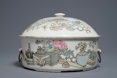 A round Chinese qianjiang cai tureen and cover, 19/20th C.