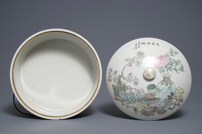 A round Chinese qianjiang cai tureen and cover, 19/20th C.