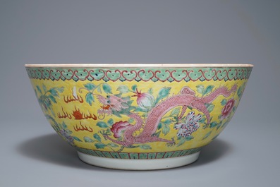 Un bol en porcelaine de Chine famille rose sur fond jaune pour le march&eacute; Straits ou Peranakan, marque et &eacute;poque de Guangxu