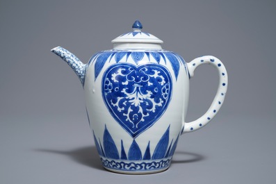 Een grote Chinese ei-vormige blauwwitte theepot, Kangxi