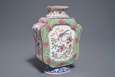 Un vase &agrave; d&eacute;cor d'oiseaux branch&eacute;s en &eacute;maux de Canton, Qianlong