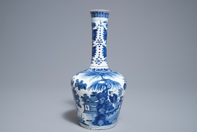 Un vase en fa&iuml;ence de Delft bleu et blanc &agrave; d&eacute;cor de chinoiserie, 18&egrave;me