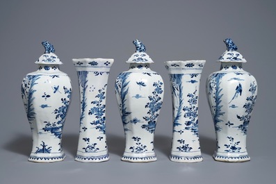 Een blauwwit Delfts vijfdelig kaststel met chinoiserie decor, 1e helft 18e eeuw