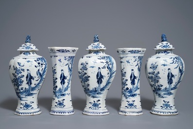 Een blauwwit Delfts vijfdelig kaststel met chinoiserie decor, 1e helft 18e eeuw