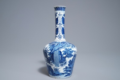 Un vase en fa&iuml;ence de Delft bleu et blanc &agrave; d&eacute;cor de chinoiserie, 18&egrave;me