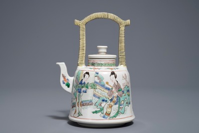 Une th&eacute;i&egrave;re couverte en porcelaine de Chine famille verte, Kangxi