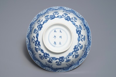 Un bol en porcelaine de Chine bleu et blanc, marque de Chenghua, Kangxi