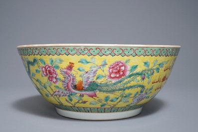 Un bol en porcelaine de Chine famille rose sur fond jaune pour le march&eacute; Straits ou Peranakan, marque et &eacute;poque de Guangxu