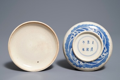 Une bo&icirc;te &agrave; cire en porcelaine de Chine bleu et blanc, marque de Kangxi, 19&egrave;me