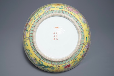 Un bol en porcelaine de Chine famille rose sur fond jaune pour le march&eacute; Straits ou Peranakan, marque et &eacute;poque de Guangxu