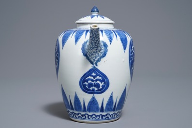 Een grote Chinese ei-vormige blauwwitte theepot, Kangxi