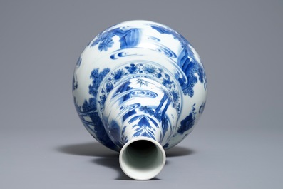 Un vase de forme double gourde en porcelaine de Chine bleu et blanc, &eacute;poque Transition