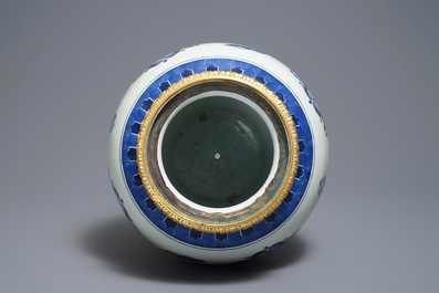 Une fontaine en porcelaine de Chine bleu et blanc &agrave; monture en bronze ormolu, Qianlong, vers 1740