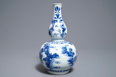 Un vase de forme double gourde en porcelaine de Chine bleu et blanc, &eacute;poque Transition