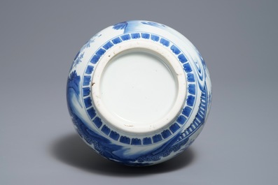 Un vase de forme double gourde en porcelaine de Chine bleu et blanc, &eacute;poque Transition