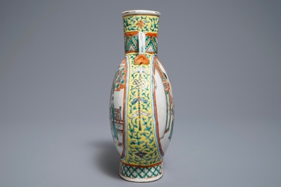 Un vase de forme gourde en porcelaine de Chine famille verte, marque de Xuande, 19&egrave;me