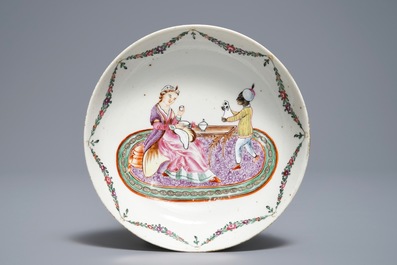 Une tasse et soucoupe en porcelaine de Chine famille rose, Qianlong