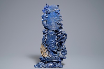 Een grote Chinese figuur van Guanyin in lapis lazuli, 20e eeuw