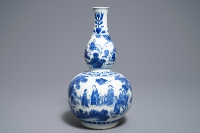 Un vase de forme double gourde en porcelaine de Chine bleu et blanc, &eacute;poque Transition