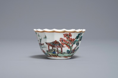 Une tasse et soucoupe en porcelaine de Chine famille rose &agrave; d&eacute;cor de p&ecirc;cheurs, Yongzheng