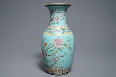 Un vase en porcelaine de Chine famille rose sur fond turquoise, 19&egrave;me