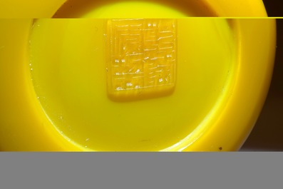Un vase en verre jaune de P&eacute;kin, Chine, marque de Qianlong, 19/20&egrave;me