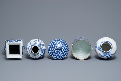 Trois vases et un pot couvert en porcelaine de Chine bleu et blanc, 19/20&egrave;me