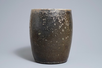 A large Japanese salt glaze stoneware pouring vessel, Meiji/Showa, 19/20th C.