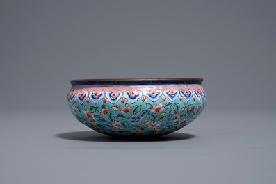 A Chinese Canton enamel brush washer on lotus-shaped stand, 18/19th C.