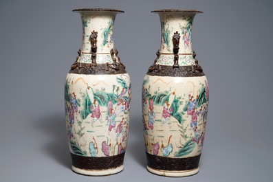 Une paire de vases en porcelaine de Chine famille rose dit &quot;de Nankin&quot;, 19&egrave;me